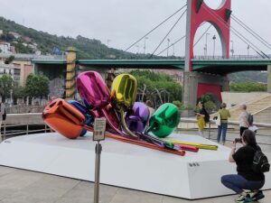 Spania. Bilbao. Skulptur utenfor Guggenheim-museet