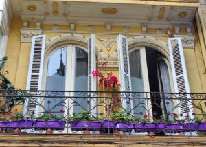 Spania. Bilbao. Vinduer med blomster i gamlebyen.