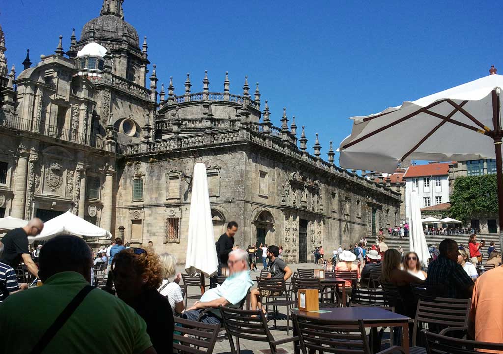 Spania. Galicia. Santiago de Compostela. Fortauskafe foran katedralen. Foto