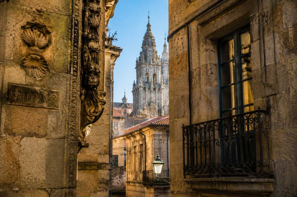 Spania. Santiago de Compostela. Utsikt mot katedralen fra en gate.