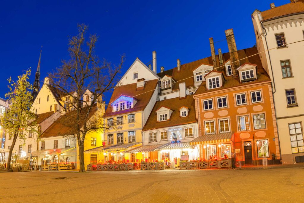 Latvia. Riga. Restauranter i gamlebyen i kveldsbelysning. Foto