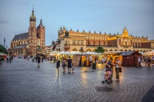 Polen. Krakow. Hovedtorget i kveldsbelysning. Foto