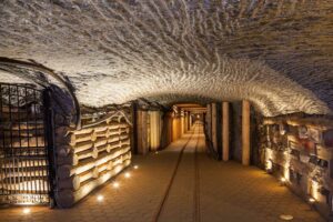 Polen. Underjordisk korridor i Wieliczka saltgruve. Foto