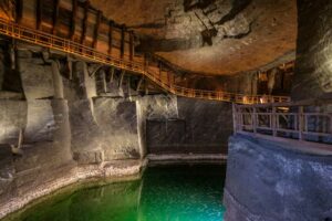 Polen. Underjordisk saltinnsjø i Polen. Wieliczka saltgruve. Foto