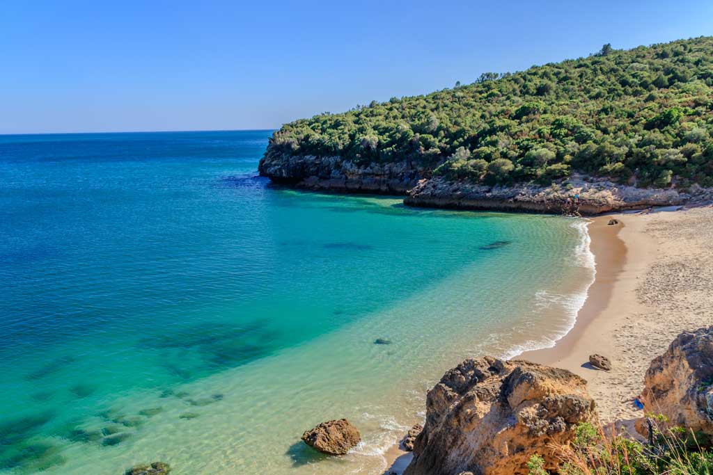 Portugal. Setubal. Uberørt sandstrand i Arrabida naturreservatet.