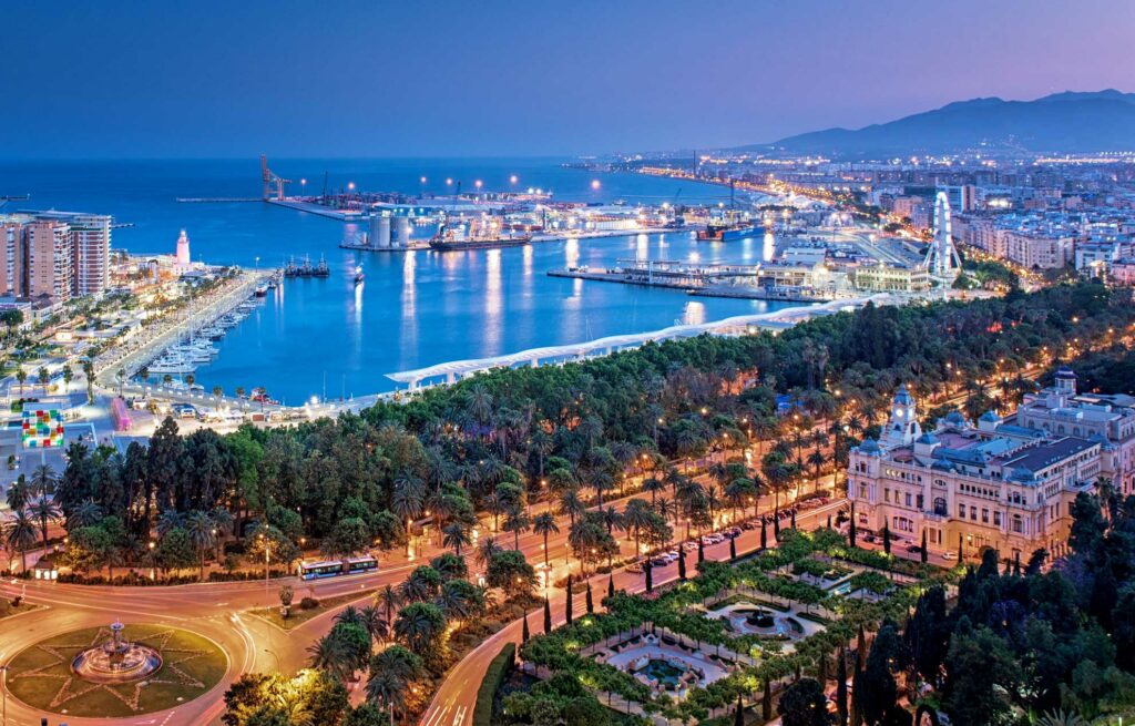 Spania. Andalucia. Malaga. Panoramautsikt over havnen i kveldsbelysning. Foto