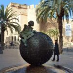 Spania. Elche. Spennende moderne skulptur i gamlebyen. Foto