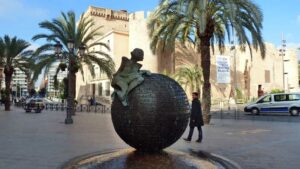 Spania. Elche. Spennende moderne skulptur i gamlebyen. Foto