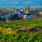 Spania. Rioja. Utsikt mot hotellet til vinprodusenten Marques de Riscal.