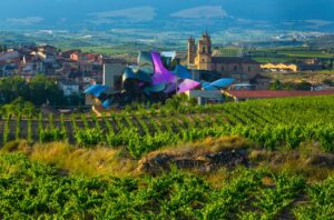 Spania. Rioja. Utsikt mot hotellet til vinprodusenten Marques de Riscal.
