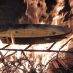 Spania. Alicante. Tilberedelse av tradisjonelle risretten paella på åpen ild. Foto