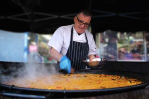 Spania. Tilberedelse av tradisjonelle risretten paella. Foto
