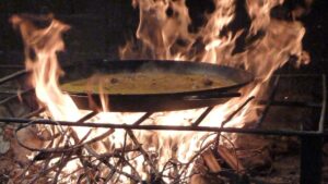 Spania. Alicante. Tilberedelse av tradisjonelle risretten paella på åpen ild. Foto
