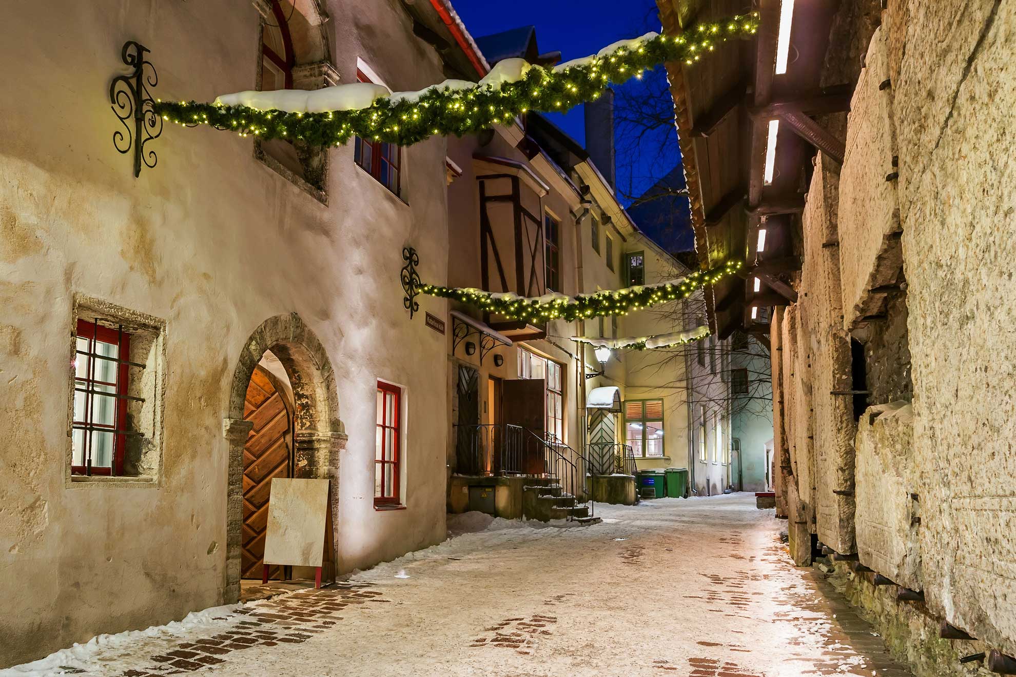 Estland. Tallinn. En gate i gamlebyen i juletid. Foto