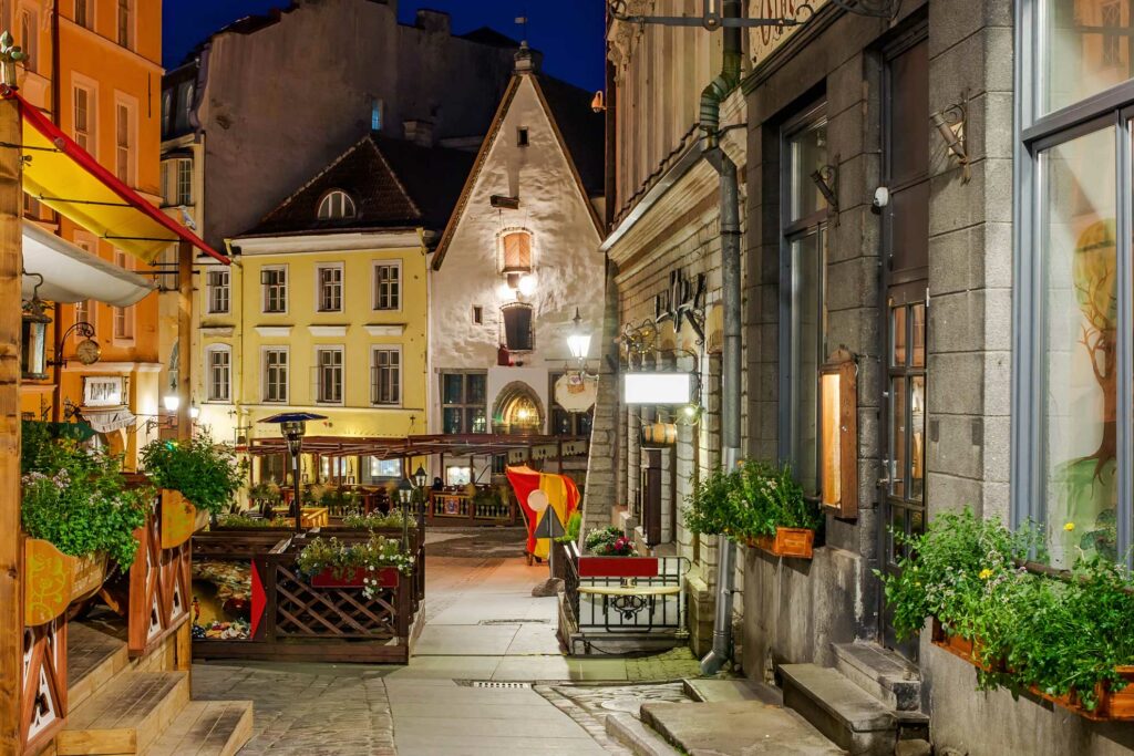 Estland. Tallinn. En stemningsfull gate i gamlebyen i kveldsbelysning. Foto