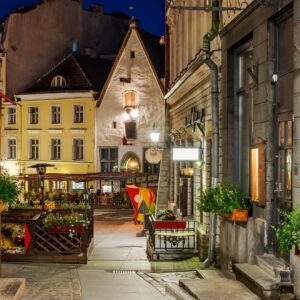 Estland. Tallinn. En stemningsfull gate i gamlebyen i kveldsbelysning. Foto