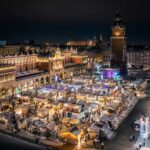 Polen. Krakow. Julemarkedet på hovedtorget. Oversiktsfoto.