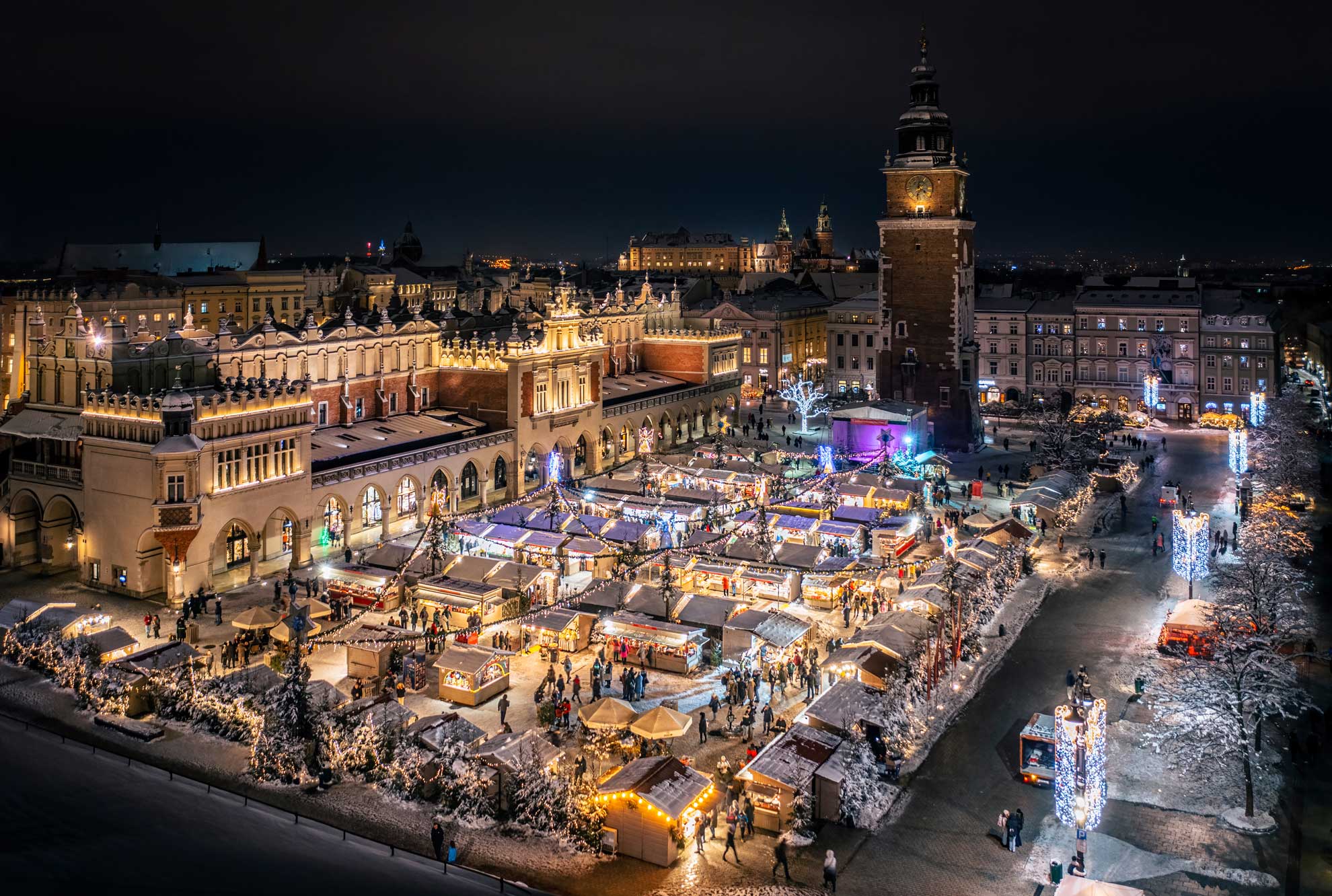 Polen. Krakow. Julemarkedet på hovedtorget. Oversiktsfoto.