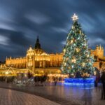 Polen. Krakow i Juletid. Juletre foran Markedshall. Foto