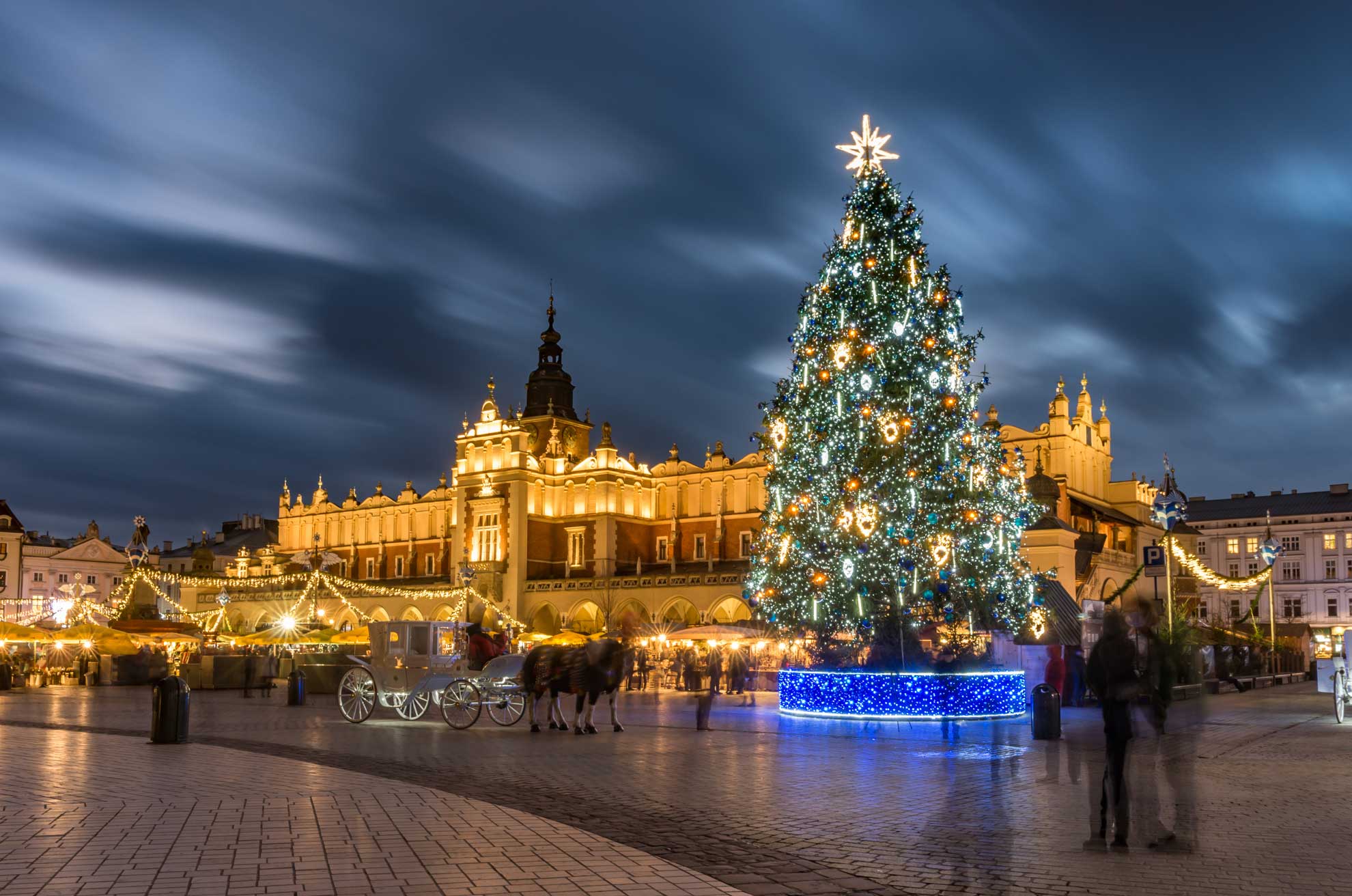 Polen. Krakow i Juletid. Juletre foran Markedshall. Foto