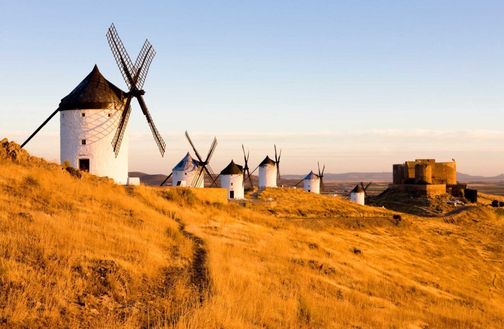 Spania. Vindmøller og borg i en landsby i Castilla La Mancha. Foto