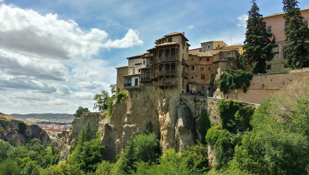 Spania. Cuenca. Utsikt mot gamlebyen og Casas Colgadas, "hengende balkonghus". Foto