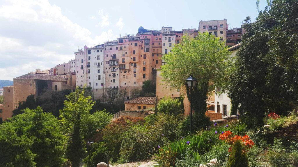 Spania. Cuenca. Utsikt mot typiske hus i gamlebyen. Foto