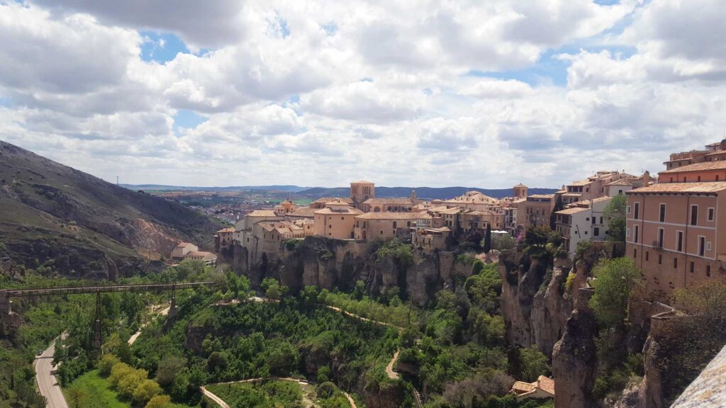 Spania. Cuenca. Panoramautsikt mot gamlebyen. Foto