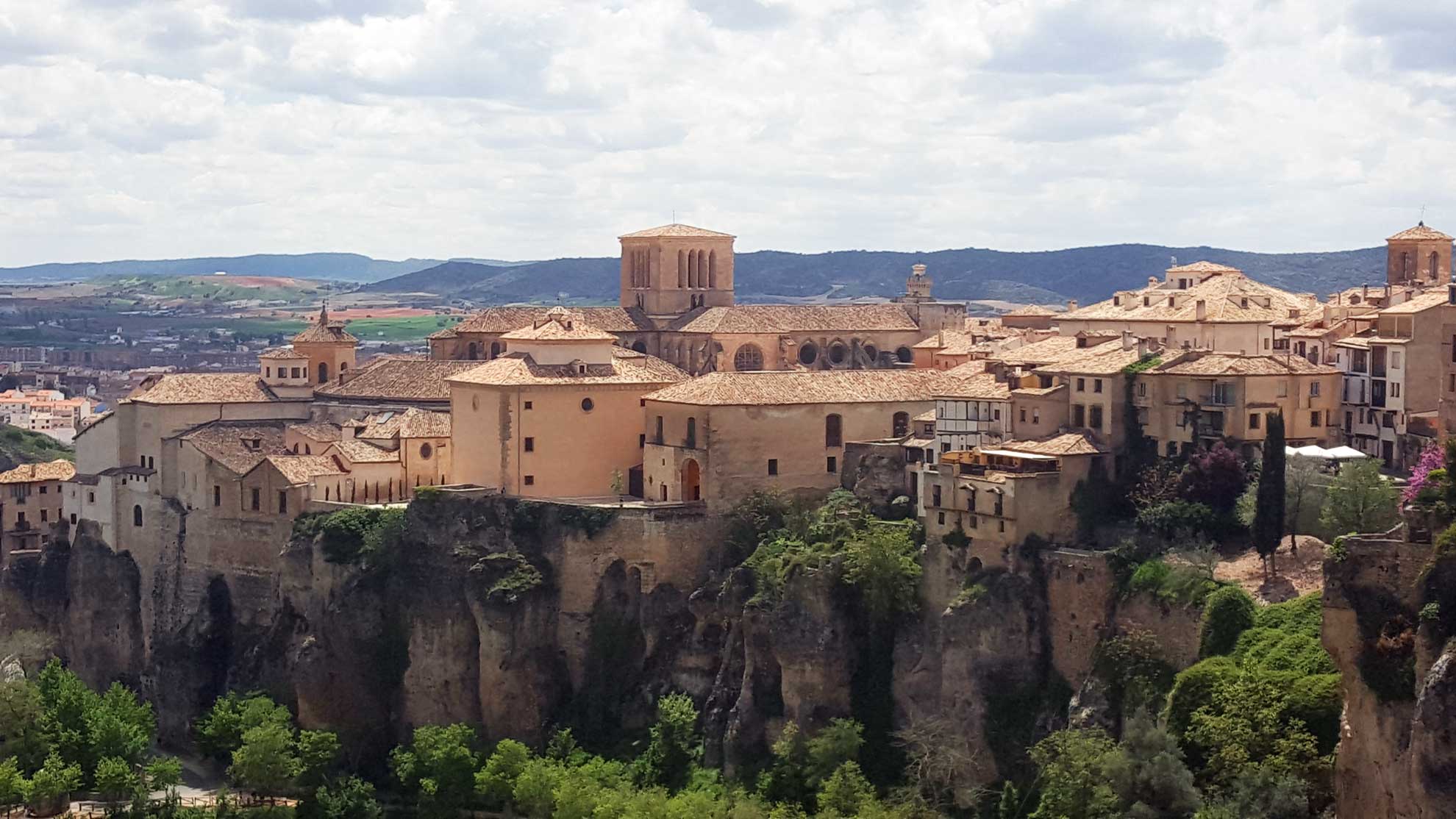 Spania. Cuenca. Panoramautsikt mot gamlebyen. Foto