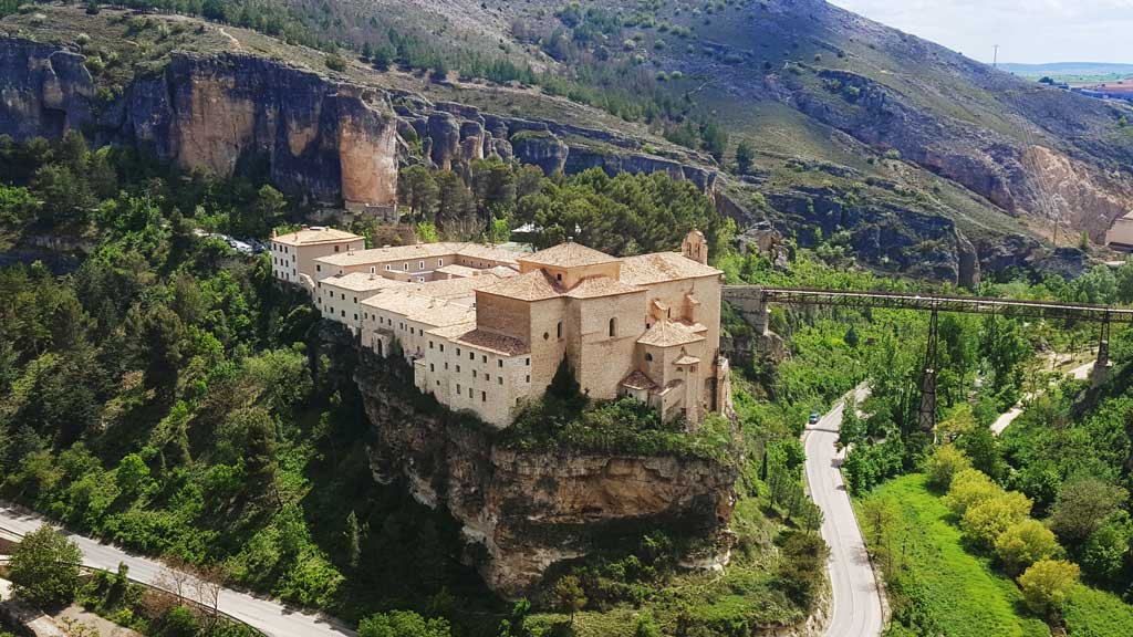 Spania. Cuenca. Utsikt mot det gamle San Pablo-klosteret, i dag hotell. Parador de Cuenca. Foto