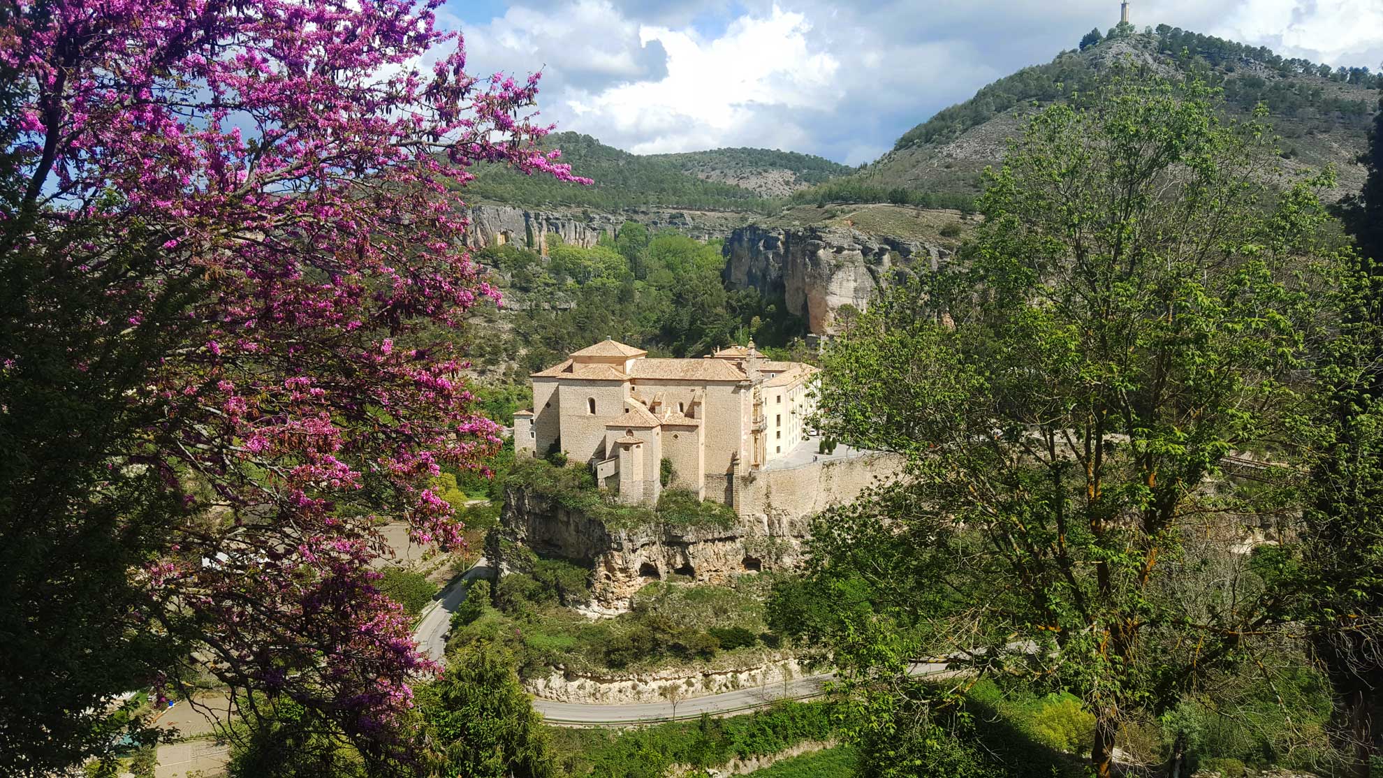 Spania. Cuenca. Utsikt mot det gamle San Pablo-klosteret, i dag hotell. Parador de Cuenca. Foto