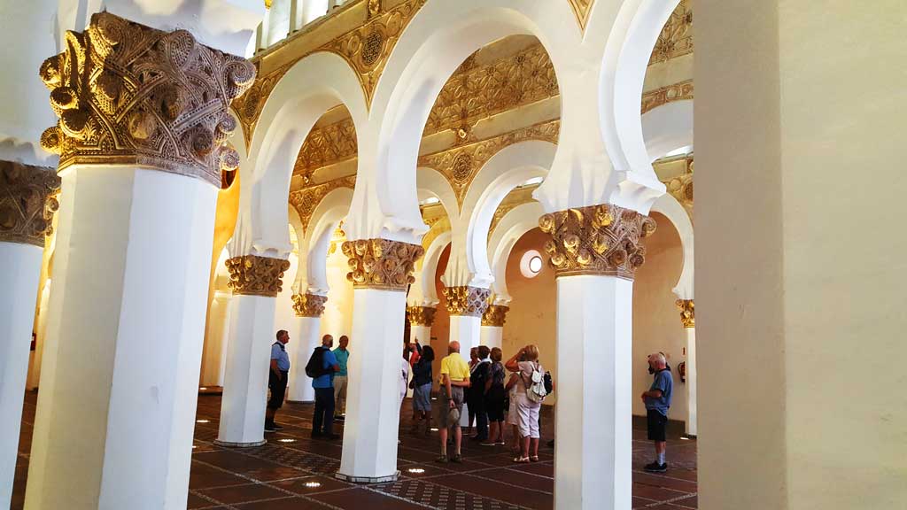 Spania. Toledo. Turister på besøk i synagogen Santa Maria La Blanca. Foto