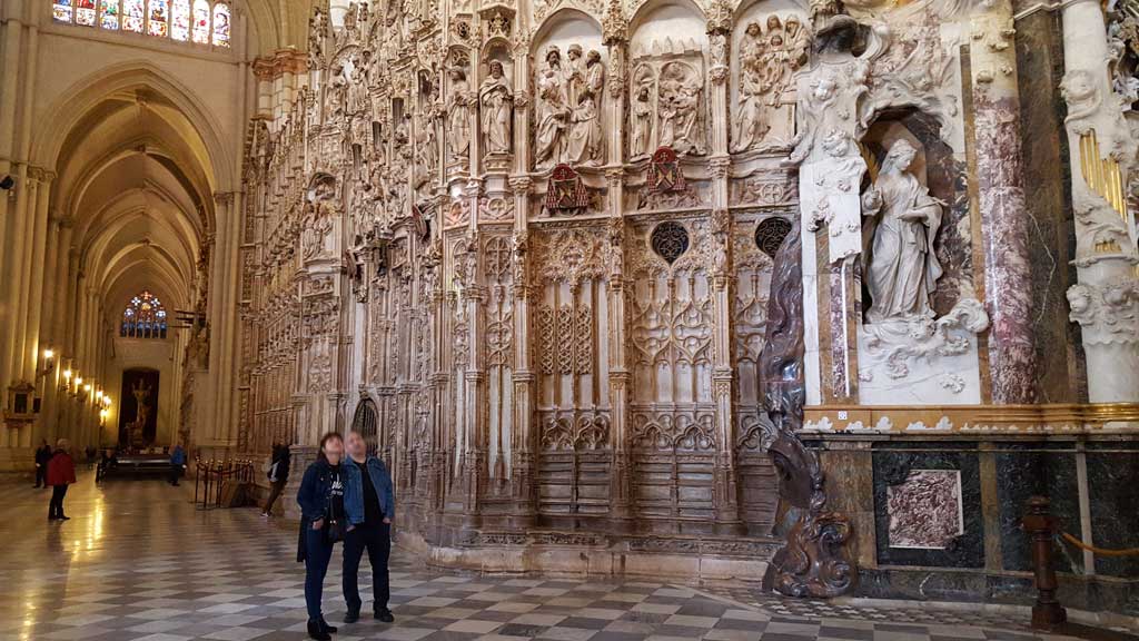 Spania. Toledo. Turister på besøk i katedralen. Foto