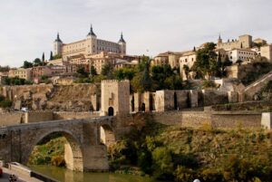 Spania. Toledo. Utsikt fra Tajo-elven til Alcazar. Foto