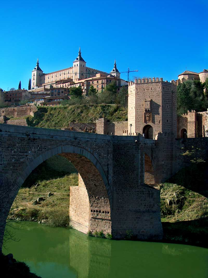 Spania. Toledo. Utsikt fra Tajo-elven til Alcazar. Foto