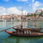 Portugal. Porto. Tradisjonelle båter med portvinstønner på Douro-elven. Foto