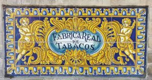 Spania. Andalucia. Skilt på det gamle tobakksfabrikken i Sevilla. Foto