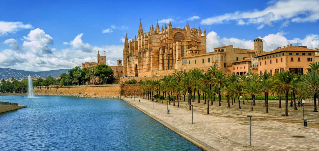 Spania. Palma de Mallorca. Utsikt mot gamlebyen og katedralen. Foto