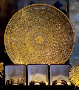 Spania. Fat og smykker laget i tradisjonell gullsmedteknikk -damasquinado. Foto