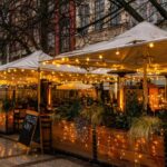Polen. Gdansk. Juletid. Uterestauranter i kveldsbelysning.
