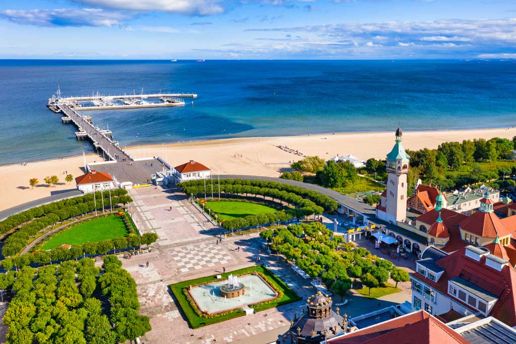 Polen, Sopot. Utsikt mot bryggen og stranden