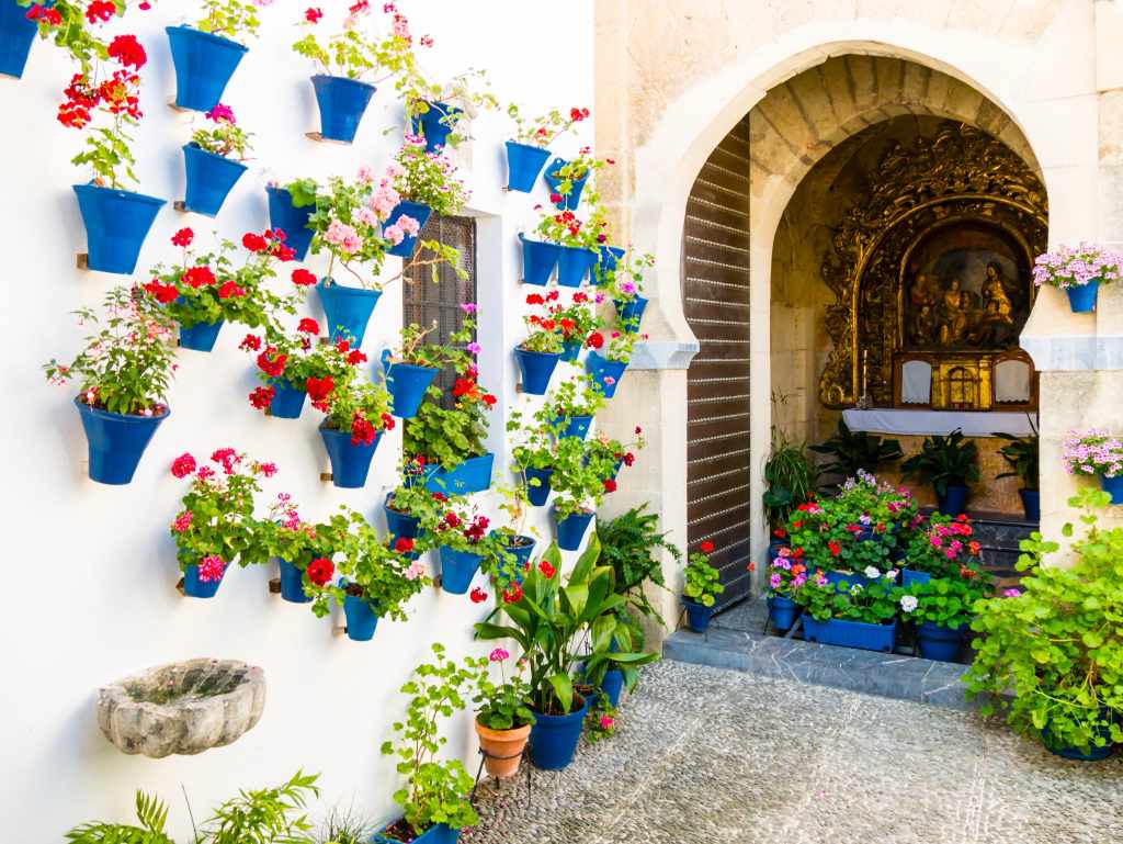 Spania. Cordoba. Typisk patio med blomsterpotter.