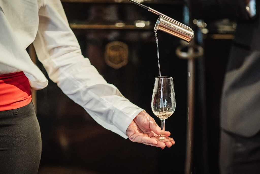 Tradisjonell måte å servere på spansk sherry-vin