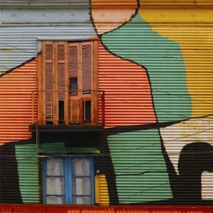 Argentina. Busnos Aires. La Boca. Fargerike hus i El Caminito. Foto