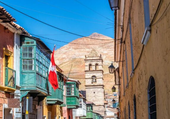 Bolivia. Kolonibyen Potosi (Unesco). Gate med utsikt til toppen av Cerro Rico med sølvgruven. Foto