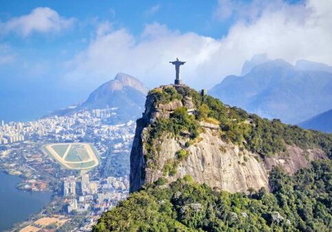 Brasil. Rio e Janeiro. Corcovado-toppen med Kristus-statue og panorama-utsikt over byen. Foto