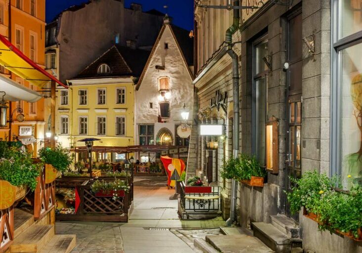 Estland. Tallinn. En stemningsfull gate i gamlebyen i kveldsbelysning. Foto