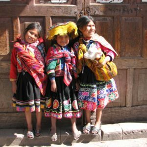 Peru. Cusco. Barn i tradisjonelle klær. Foto