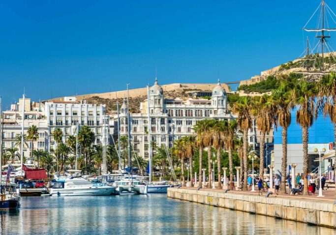 Spania-Alicante-havn Spania. Alicante. Utsikt fra havn til gamlebyen. Foto
