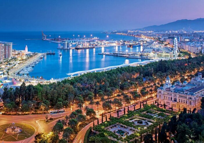 Spania. Andalucia. Malaga. Panoramautsikt over havnen i kveldsbelysning. Foto